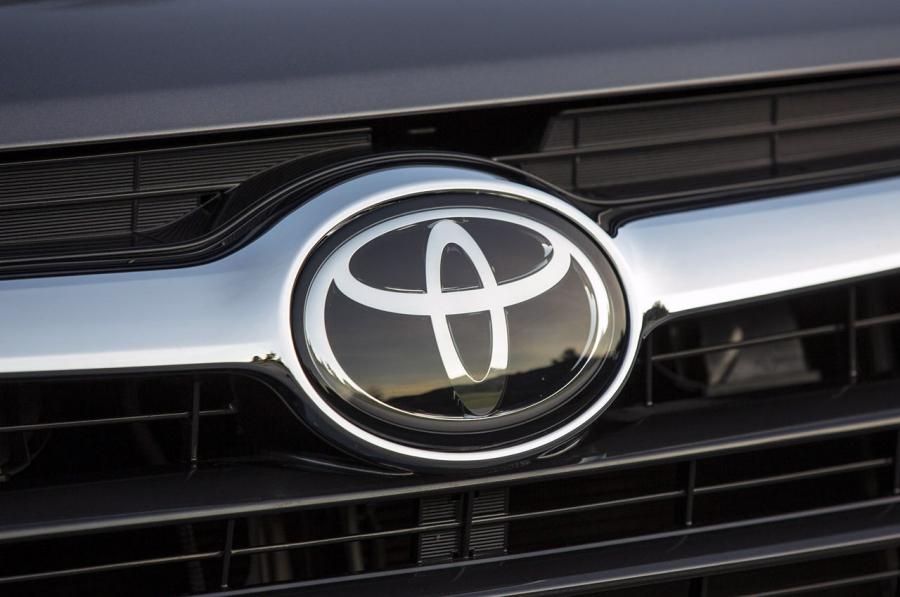 Логотип Toyota Highlander (XU50) 2013 года  (фото 4 из 80)